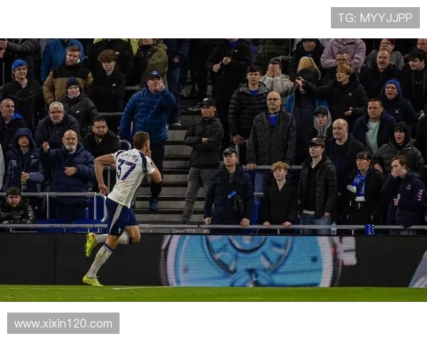 半场：范德芬双响破僵 热刺 2-0 埃弗顿，奥布赖恩进球遭吹